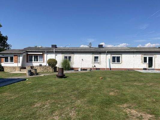 Hausrückseite mit Terrassen