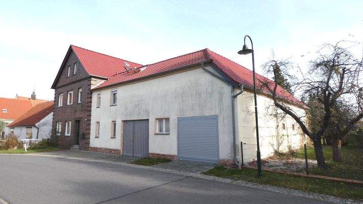 Straßenansicht Wohnhaus mit Anbau