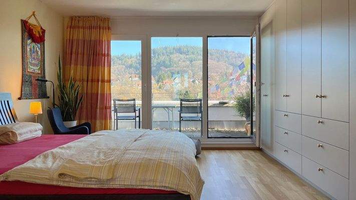 Das Schlafzimmer bietet ebenfalls einen direkten Terrassenzugang
