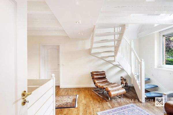 Die großen Fenster fluten die Galerie mit Licht