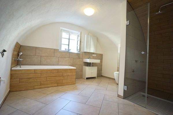 besonders Bad mit Wanne & Dusche 