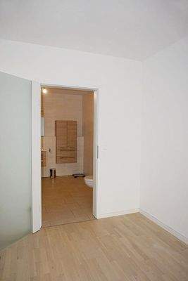 Schlafzimmer mit angrenzendem Bad