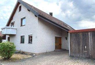 Ansicht Straße mit Garage