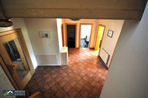 Doppelhaushälfte in Aussichtslage - Blick in den Flur Parterre