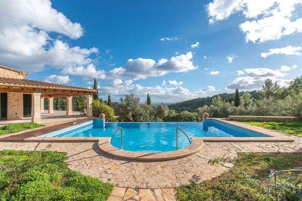 Pool mit Sonnenterrasse