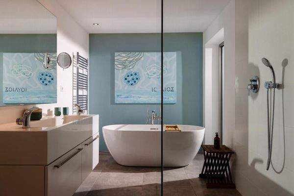 Kreta, Plaka: 2 Luxusvillen mit Tennisplatz, Olivenhain und atemberaubendem Meerblick zu verkaufen