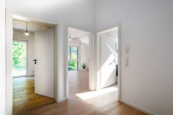 lichtdurchflutete Wohnräume mit hohen Decken