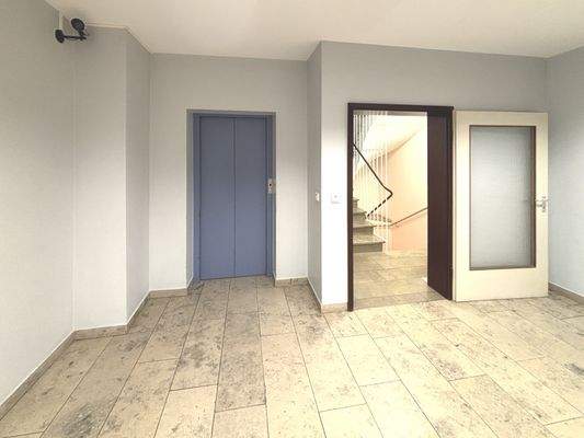 Treppenhaus mit Aufzug