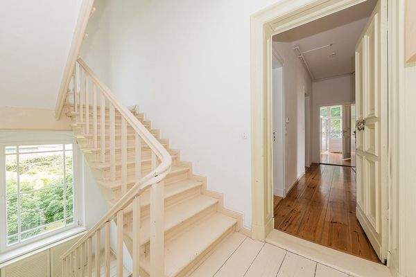 Treppenhaus mit Zugang zum 1. Obergeschoss