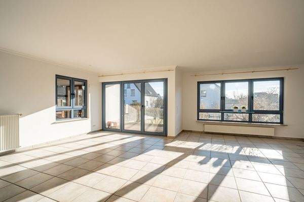 Mehrere Fenster sorgen im Wohn-/Essbereich für viel Licht.