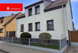 KI-generiert: Haus Straßenansicht