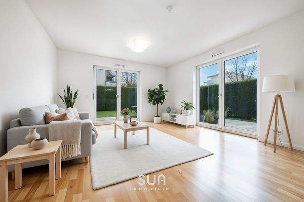 LICHTDURCHFLUTETES WOHNZIMMER