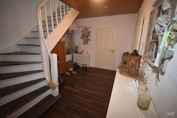 Diele mit Treppe ins OG