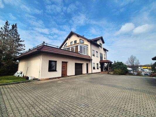 Haus mit Werkstatt und Garage.jpg