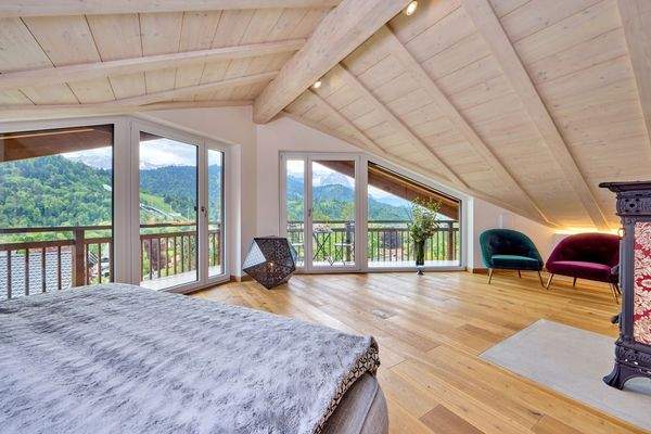 Schlafzimmer im Dachgeschoss mit Balkonzugang