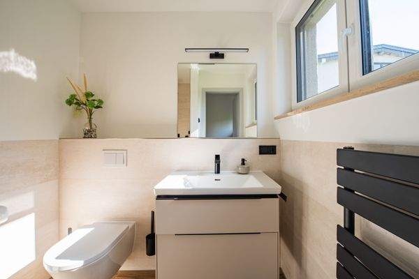 Das schmucke Badezimmer mit Tageslicht