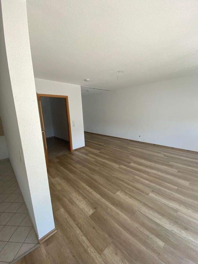 Sehr schön gelegene 1,5 Zimmer Wohnung mit großem Balkon und Einbauküche Zwickau zu vermieten - Photo 1