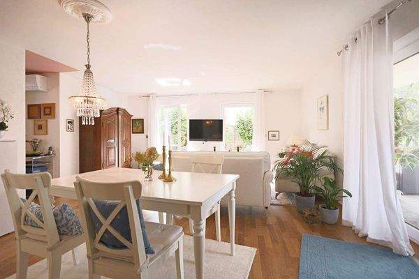 Essbereich und Sofalandschaft