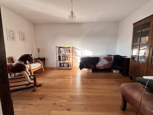 Büro-Kinderzimmer 2 (schließt an vorangehenden Raum an)