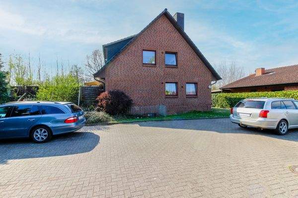 Außenansicht der Mehrfamilienhäuser mit Stellplatz