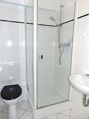 Gäste-WC mit Dusche.JPG