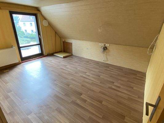 Kinder- oder Schlafzimmer im Dachgeschoss mit Zugang zur Terrasse auf dem Garagendach