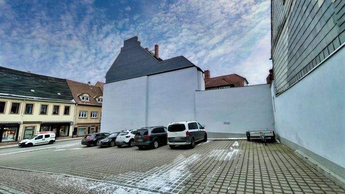 Giebelansicht mit Parkplatz 