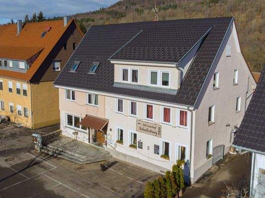 Front mit Vorplatz-Biergarten.jpg