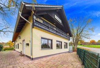 Frontansicht mit Terrasse