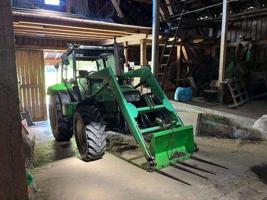 Traktor in Scheune.JPG