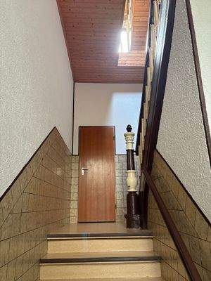 Treppenhaus mit Holztür