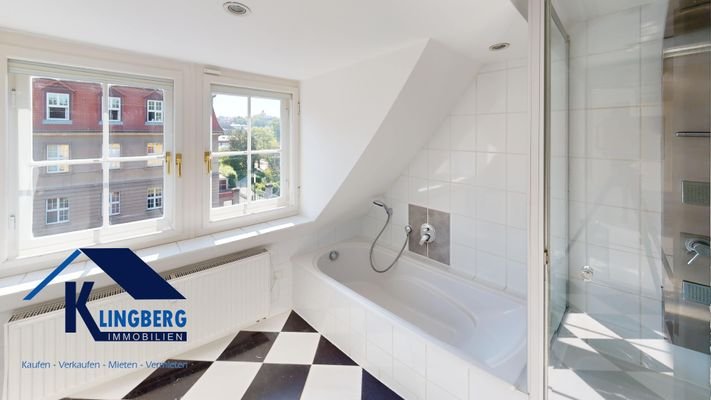 Badezimmer mit Wanne und Dusche