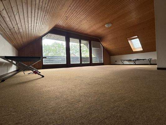 OG großes Zimmer mit Balkon