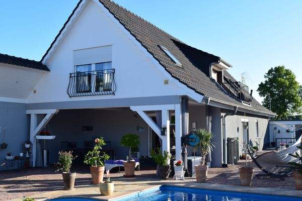 Rückseite mit Terrasse