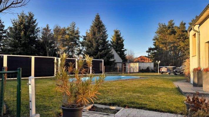 Garten mit Pool hinter dem Haus