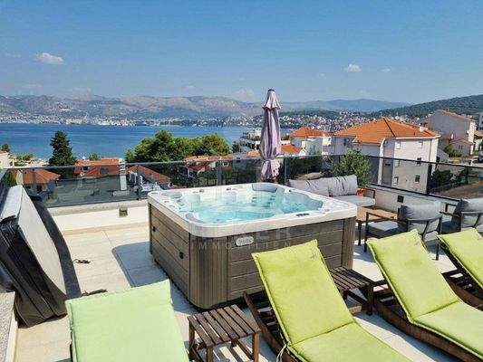 Dachterrasse: Whirlpool, Außendusche & Meerblick