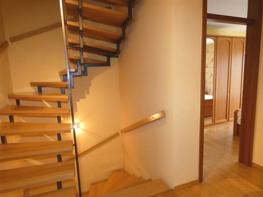 1. Obergeschoss mit Blick in das Schlafzimmer