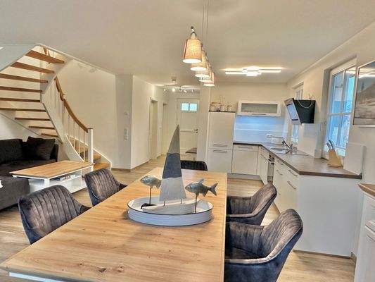 Hochwertige Einbauküche und schöner Essplatz