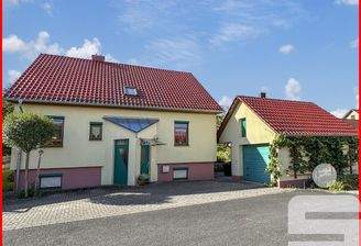 Hausansicht mit Garage