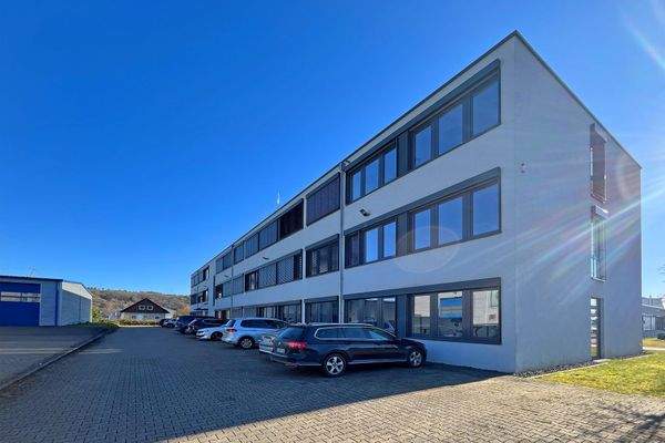 Außenansicht mit Parkflächen