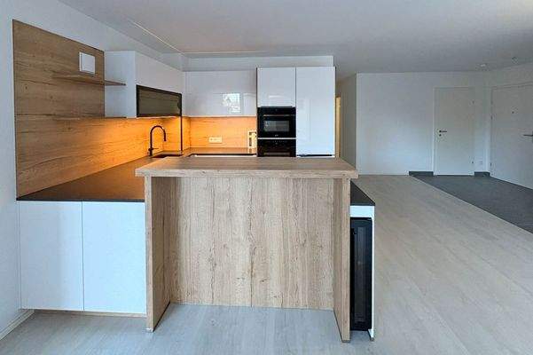 Die im Wohnraum integrierte Einbauküche ...