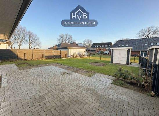 Blick von der Terrasse in den Garten