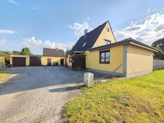 Haus Frontseite Einfahrt