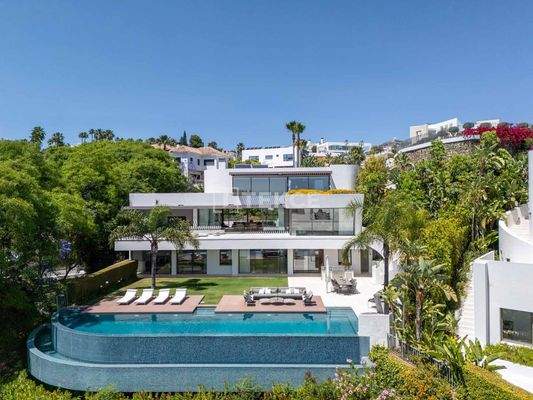 Sea View House with a Spa in Benahavis Malaga