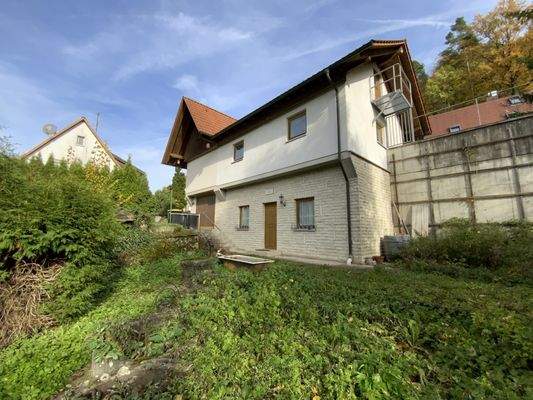 Nebengebäude mit Garagen