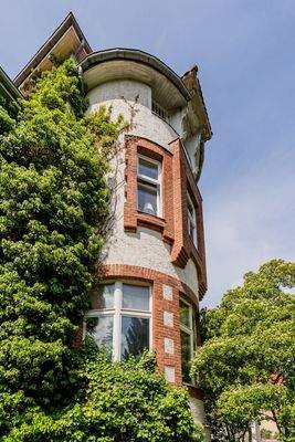 Romantischer Erker mit Blick ins Grüne