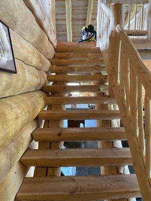 Vollholztreppe zur Dachgalerie