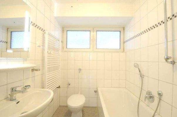 mit Badewanne und Fenstern