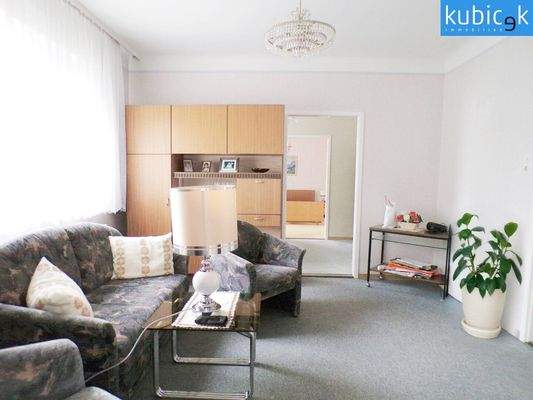 Wohnzimmer mit Blick ins Schlafzimmer OG