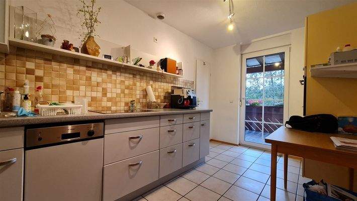 Küche mit Zugang zum Balkon